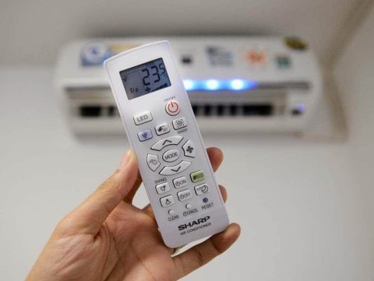 điều hòa phát ra mùi khét