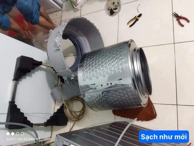 Cặn bẩn bám trong lồng giặt tại nhà