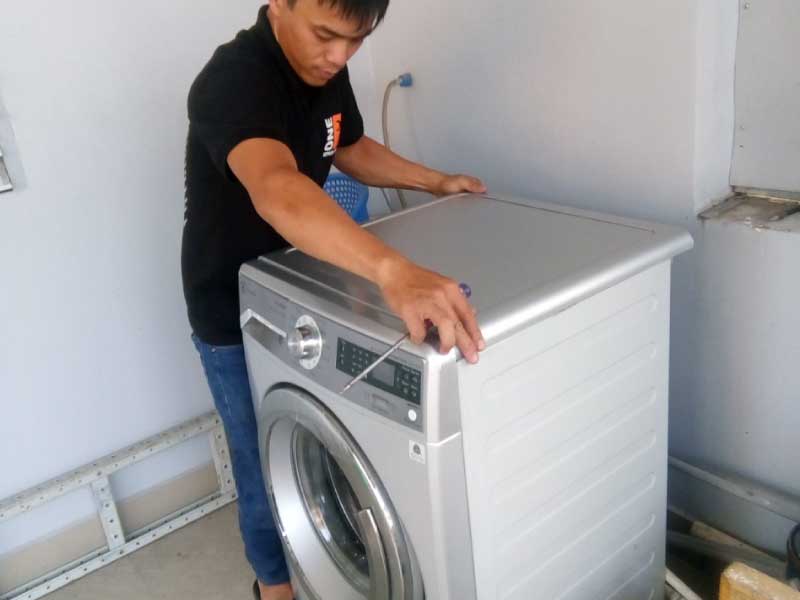 Rò rỉ nước dưới gầm máy giặt tại nhà