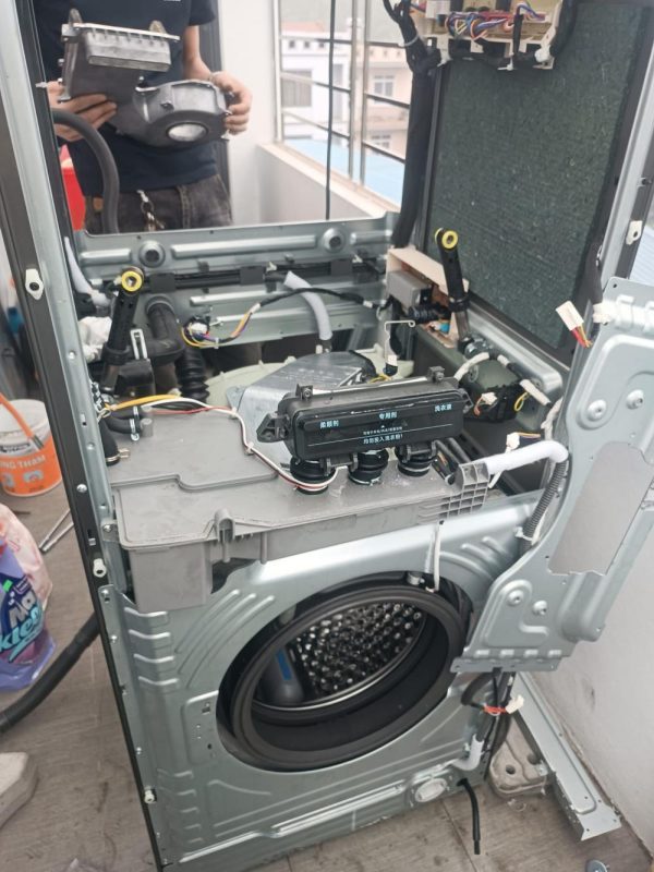 thay bơm xả máy giặt cửa ngang tại nhà